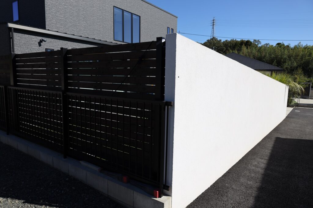 グランドアートウォールの塀と門塀でフルクローズ外構 イメージ8