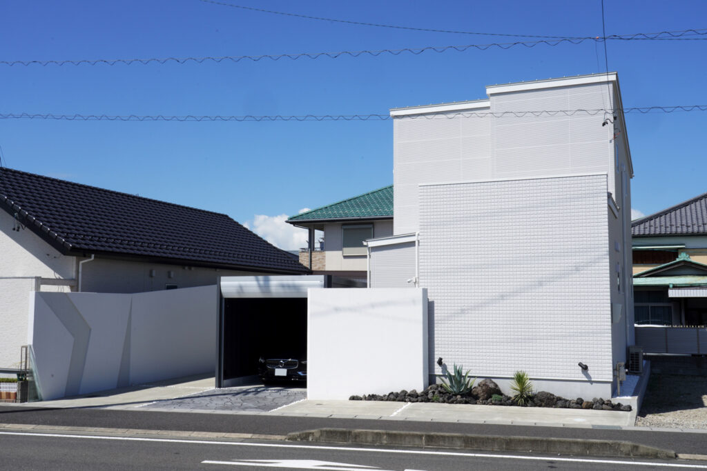 外構リフォームで美しい夜の演出を。グランドアートウォール加工と照明デザイン イメージ3