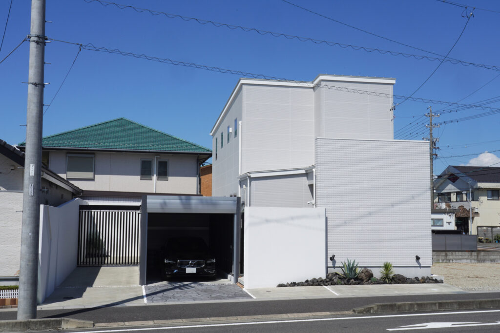 外構リフォームで美しい夜の演出を。グランドアートウォール加工と照明デザイン イメージ1