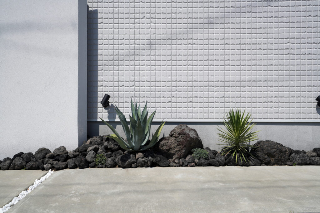 外構リフォームで美しい夜の演出を。グランドアートウォール加工と照明デザイン イメージ25