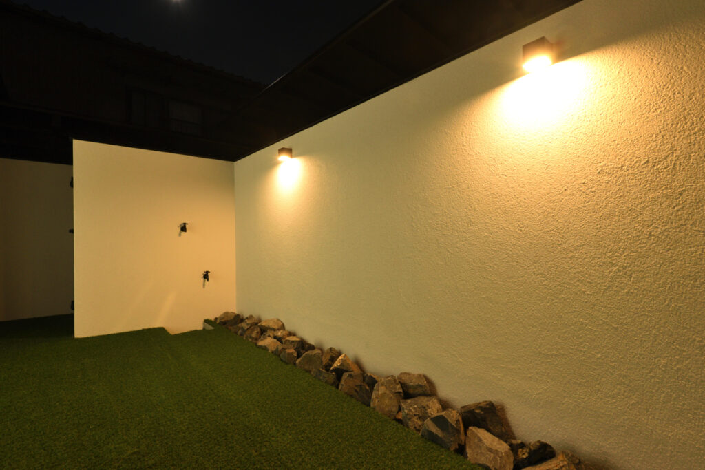 白と黒が映えるデザインと機能性を両立した新築外構工事 イメージ4