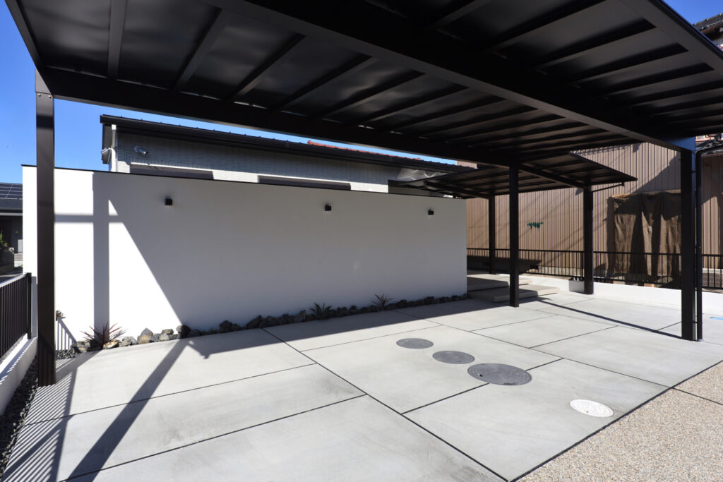 白と黒が映えるデザインと機能性を両立した新築外構工事 イメージ29