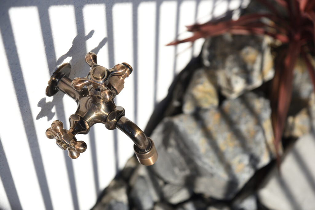 白と黒が映えるデザインと機能性を両立した新築外構工事 イメージ15