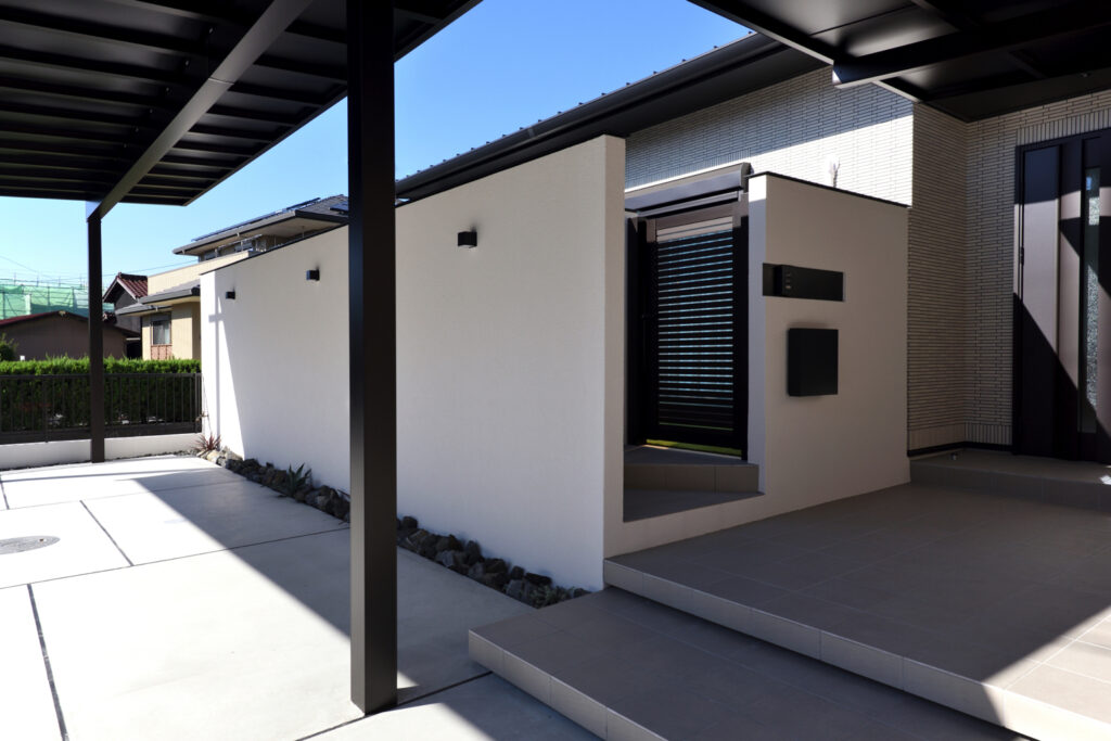 白と黒が映えるデザインと機能性を両立した新築外構工事 イメージ26