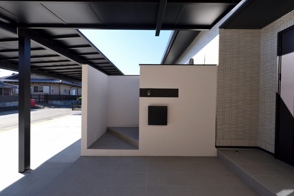 白と黒が映えるデザインと機能性を両立した新築外構工事 イメージ25