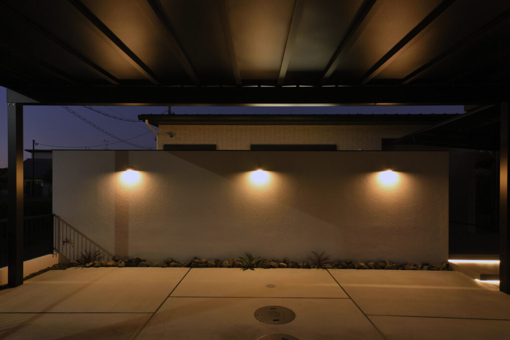 白と黒が映えるデザインと機能性を両立した新築外構工事 イメージ9