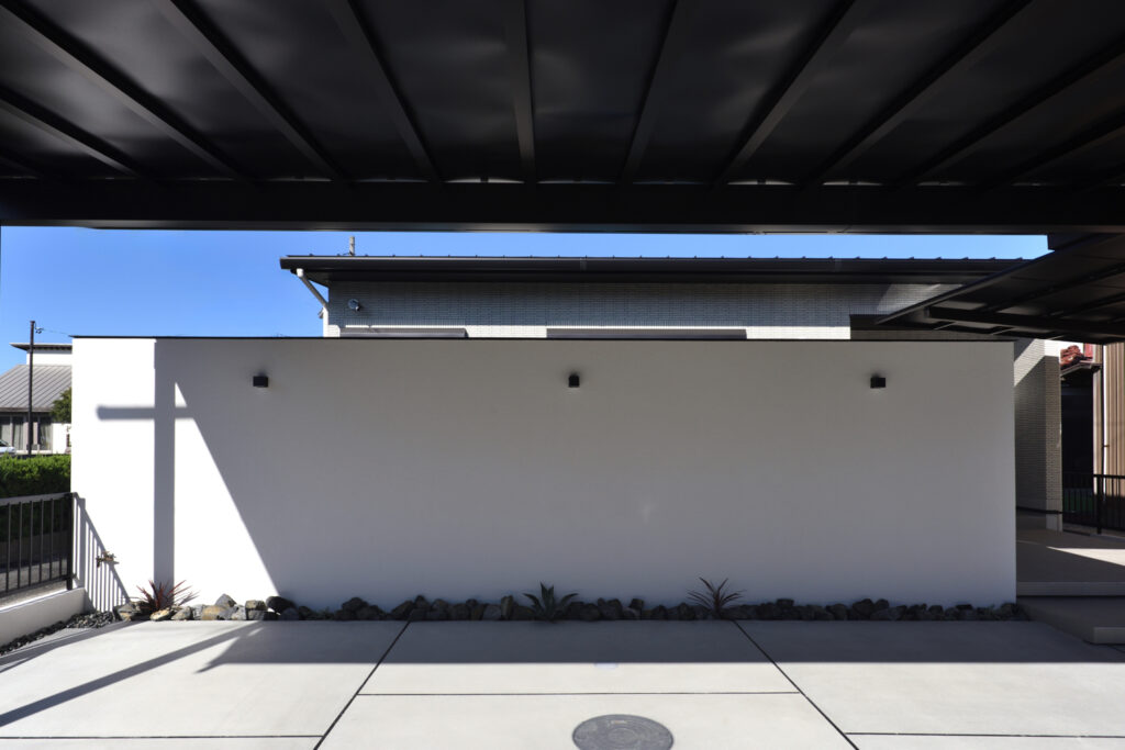 白と黒が映えるデザインと機能性を両立した新築外構工事 イメージ30