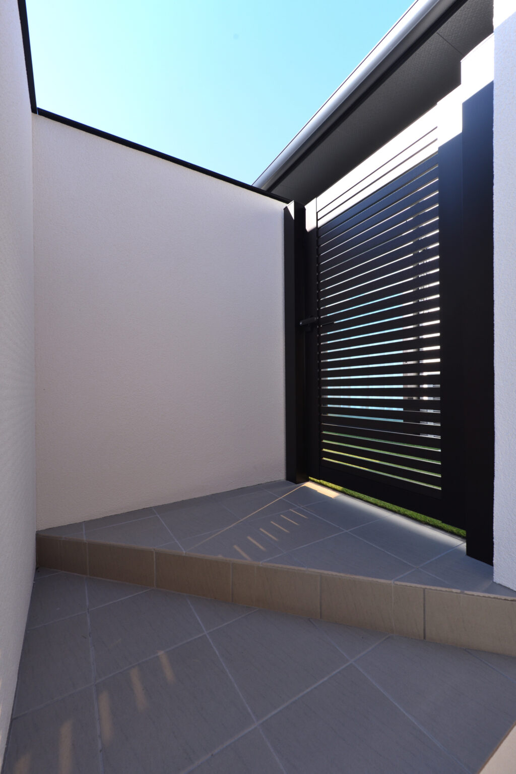 白と黒が映えるデザインと機能性を両立した新築外構工事 イメージ18