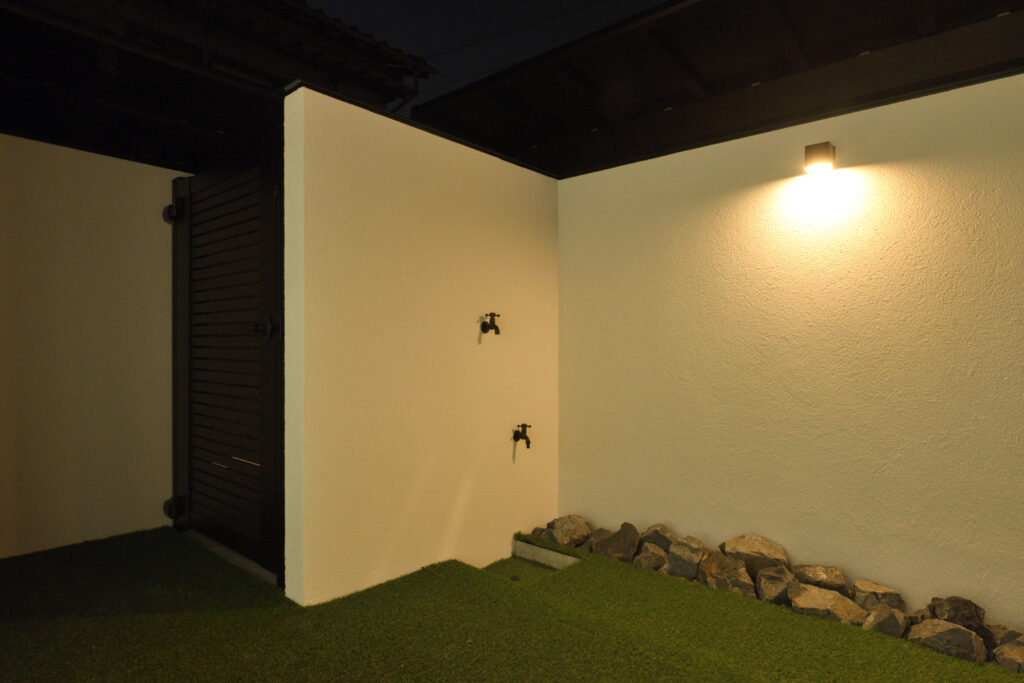 白と黒が映えるデザインと機能性を両立した新築外構工事 イメージ3