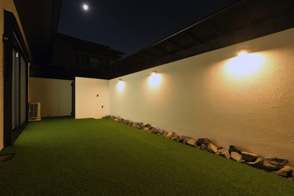 白と黒が映えるデザインと機能性を両立した新築外構工事 イメージ5