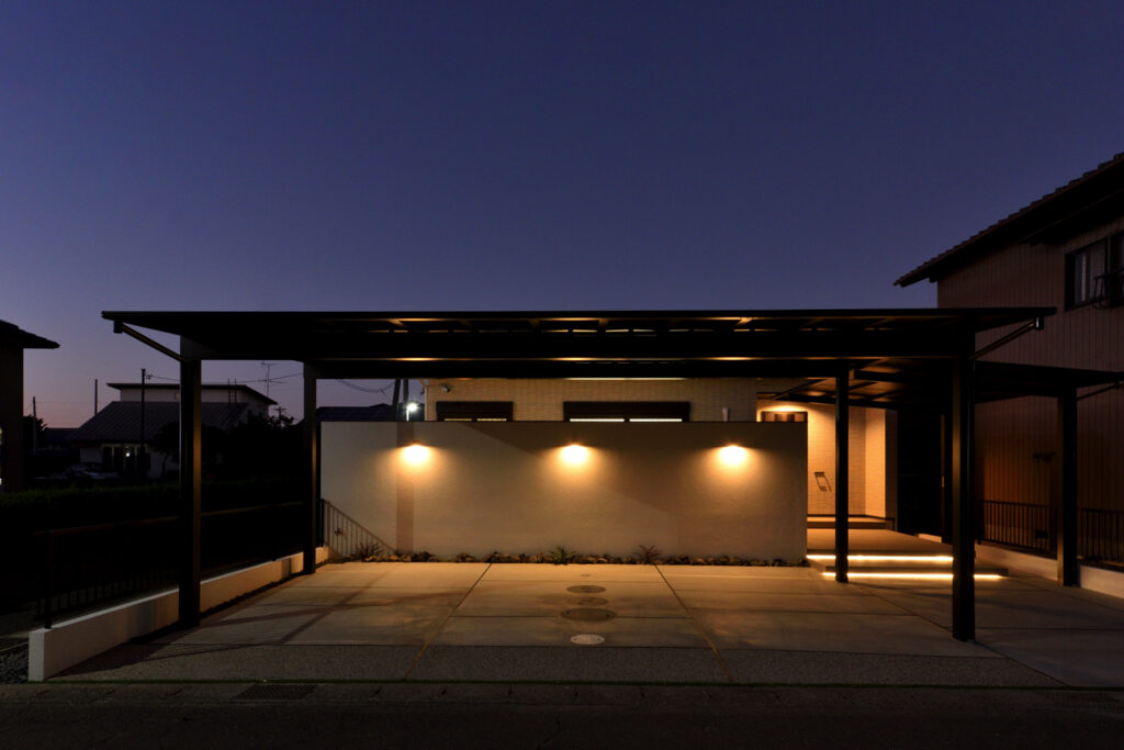 白と黒が映えるデザインと機能性を両立した新築外構工事 イメージ13