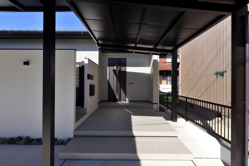 白と黒が映えるデザインと機能性を両立した新築外構工事 イメージ24