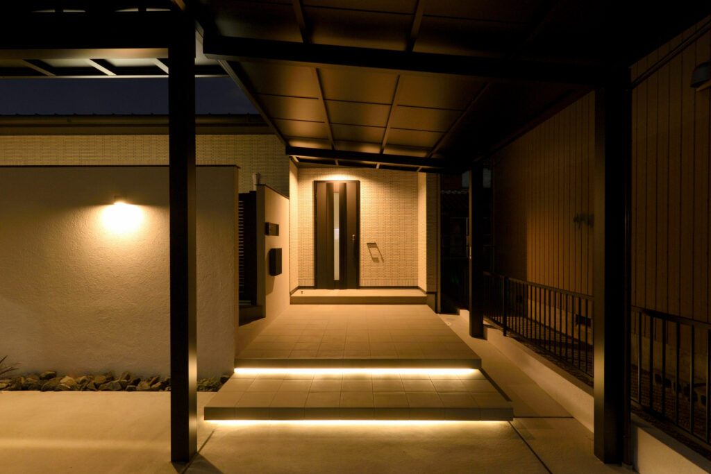 白と黒が映えるデザインと機能性を両立した新築外構工事 イメージ11