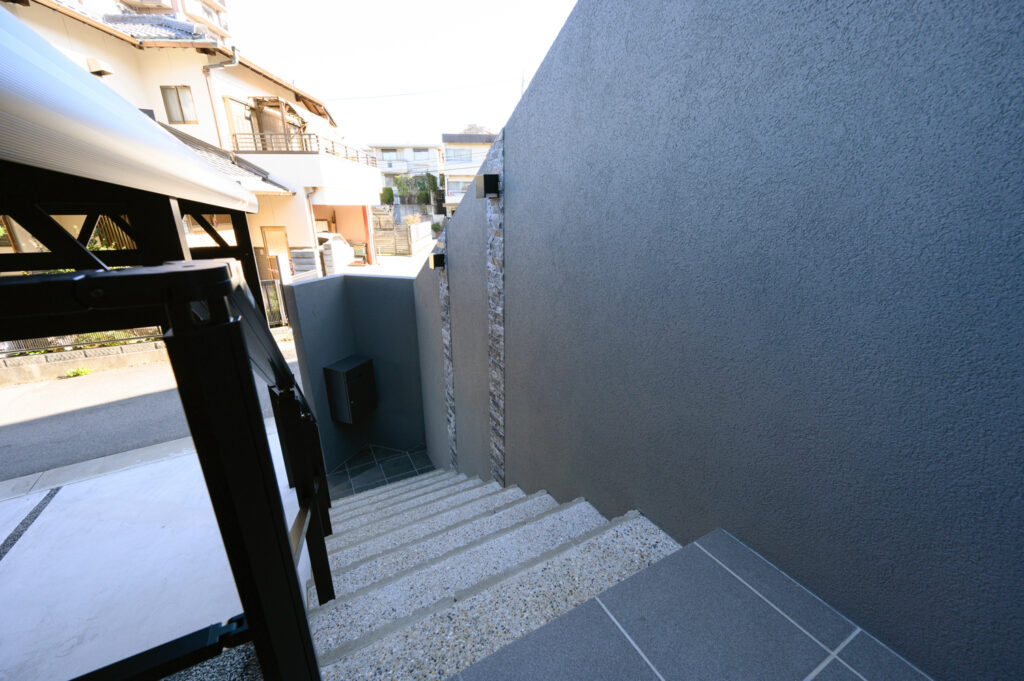 駐車も快適！角度と柱位置にこだわった新築外構 イメージ8