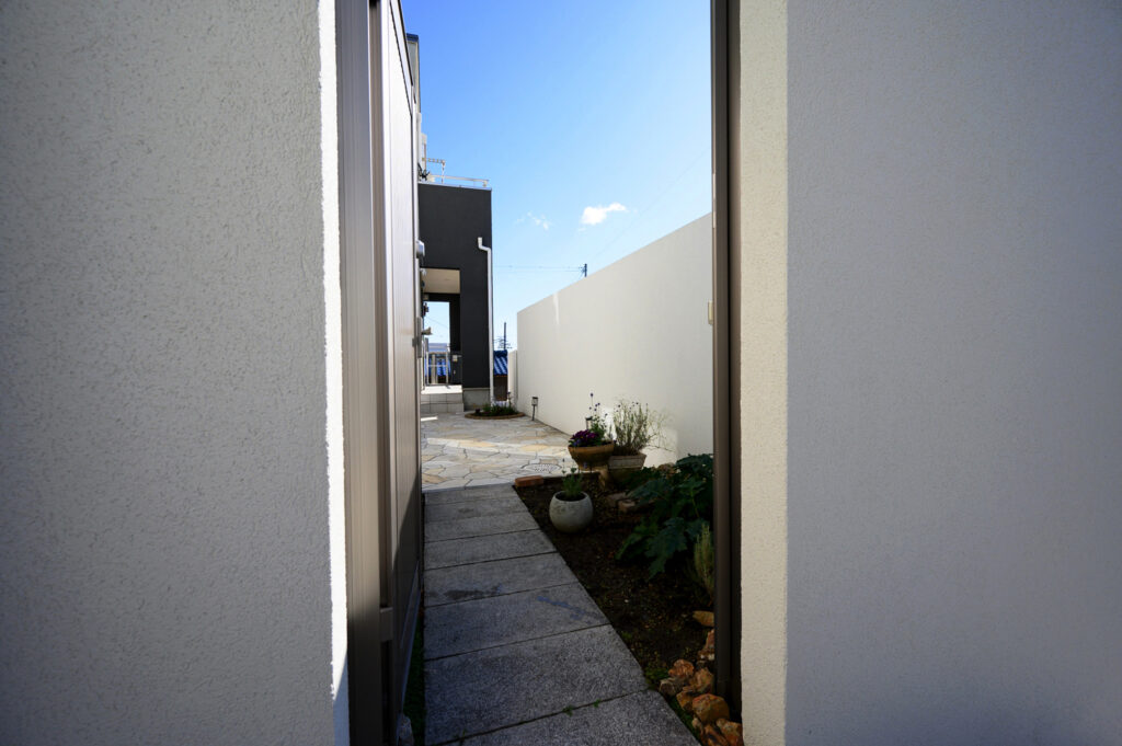 庭での楽しい時間を実現！おしゃれなグランドアートウォール外構 イメージ6