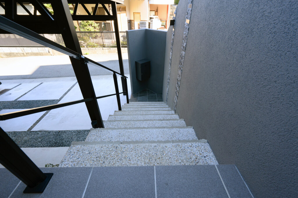 駐車も快適！角度と柱位置にこだわった新築外構 イメージ9