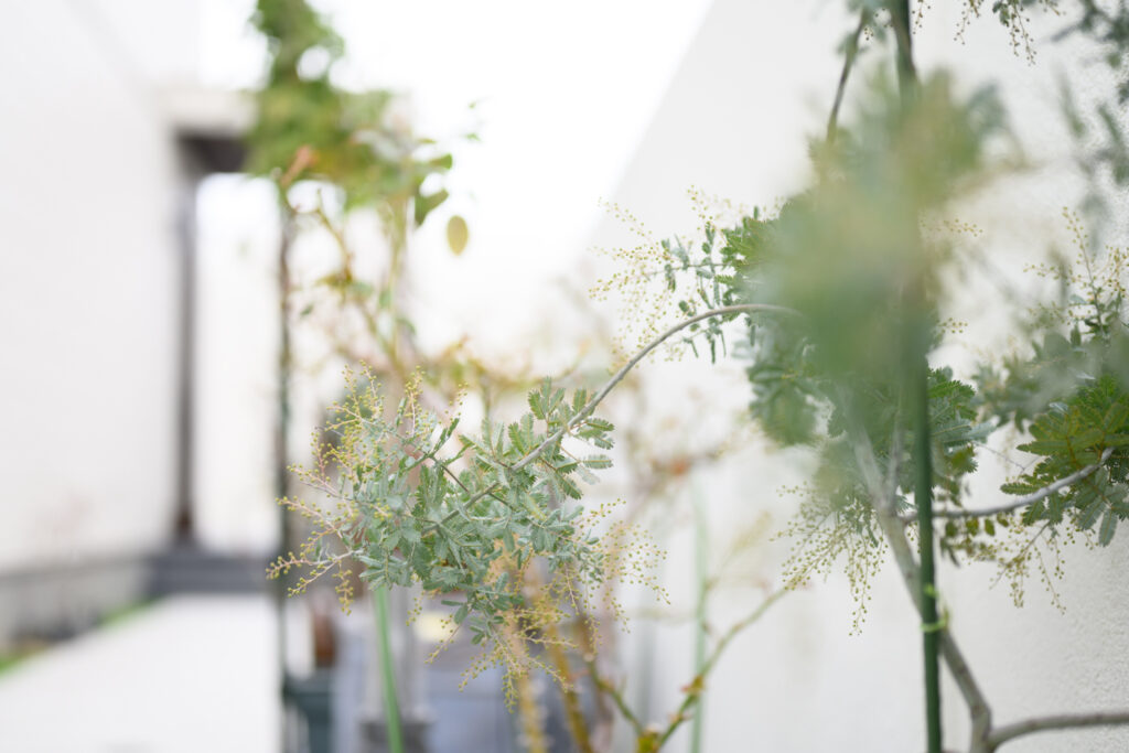 高さの変化を活かしたアクセント！枕木材を取り入れたグランドアートウォール外構 イメージ15