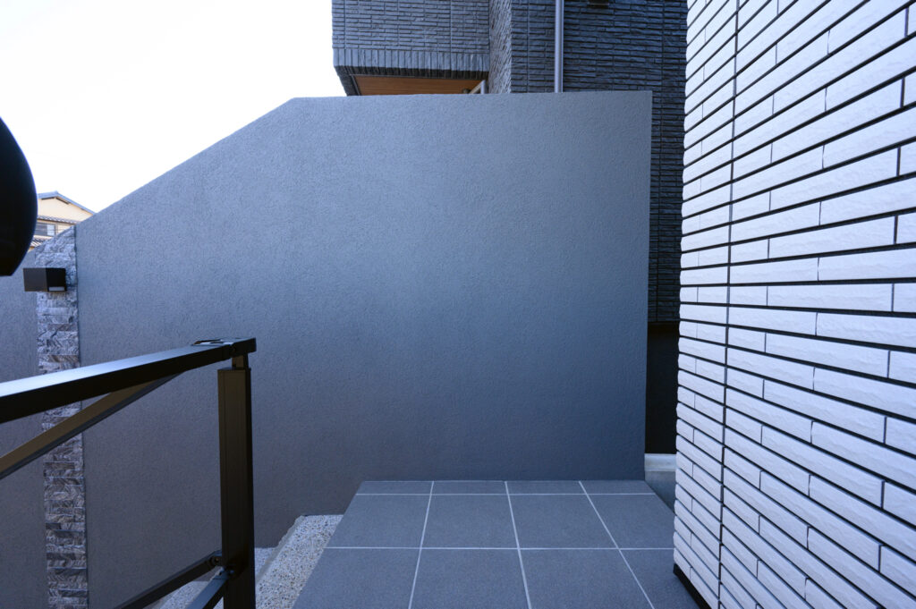 駐車も快適！角度と柱位置にこだわった新築外構 イメージ11