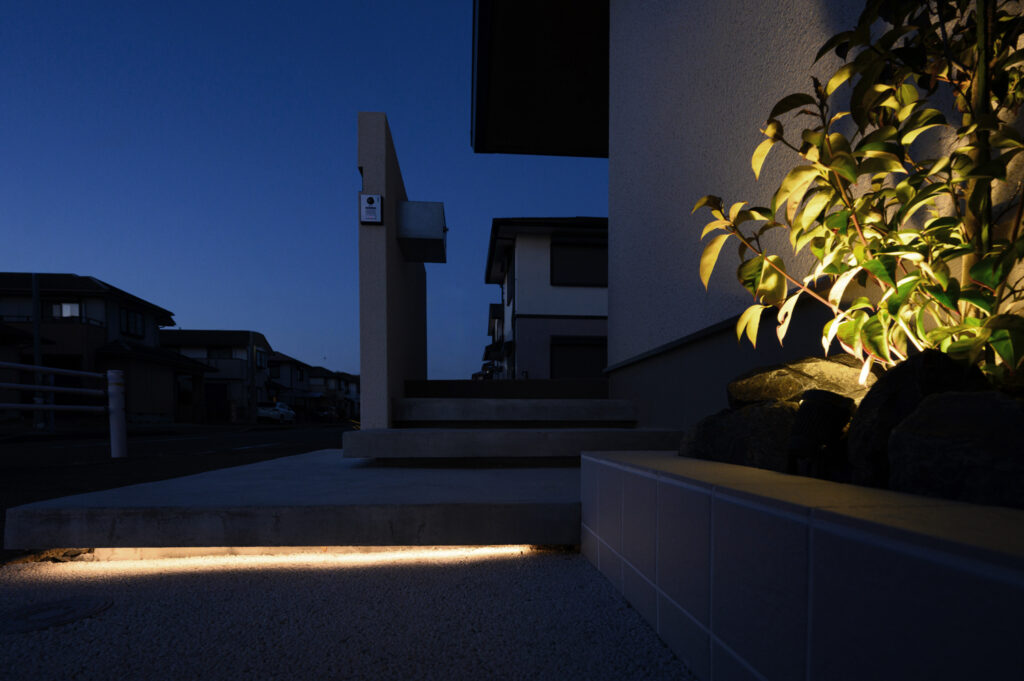 グランドアートウォールで魅せる平屋の外構デザイン イメージ13