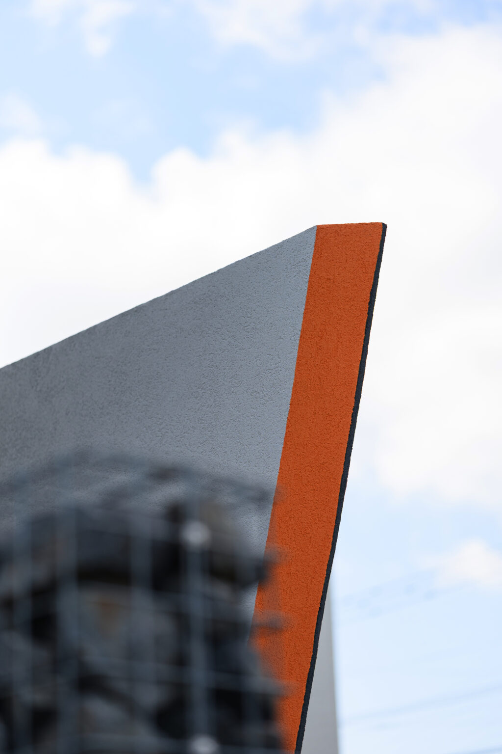 個性を演出！斜め加工とアクセントカラーのグランドアートウォール目隠し塀 イメージ7