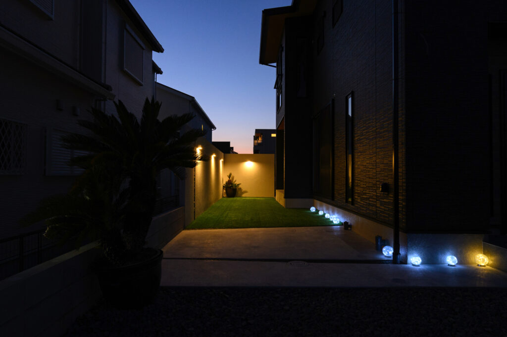 シェード対応のL字グランドアートウォールの目隠し プライベート空間を叶える外構 イメージ22