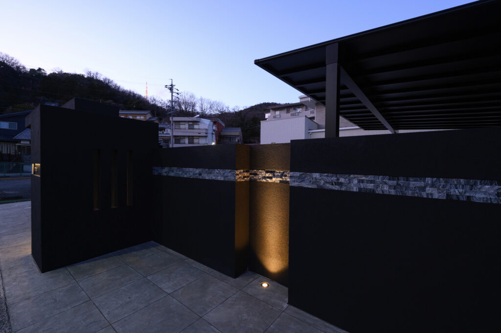 黒を基調にした重厚感と高級感あふれるグランドアートウォール外構デザイン イメージ26