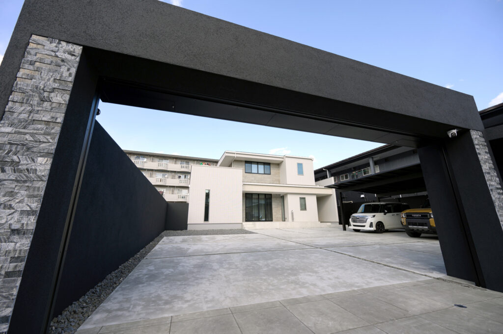 黒を基調にした重厚感と高級感あふれるグランドアートウォール外構デザイン イメージ7