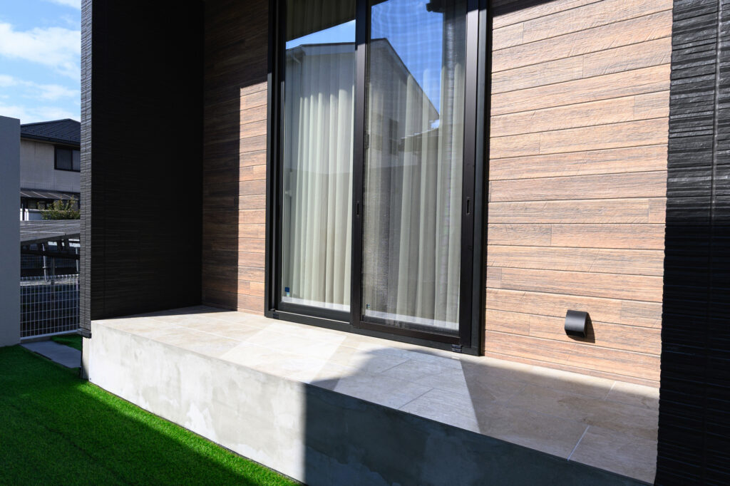 シェード対応のL字グランドアートウォールの目隠し プライベート空間を叶える外構 イメージ13