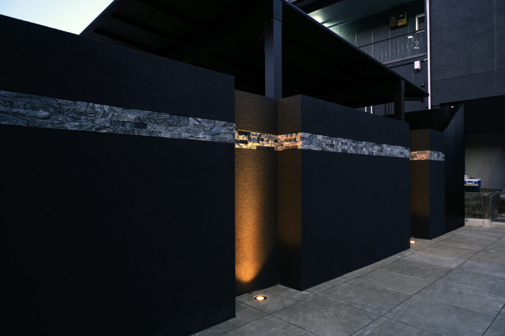 黒を基調にした重厚感と高級感あふれるグランドアートウォール外構デザイン イメージ24