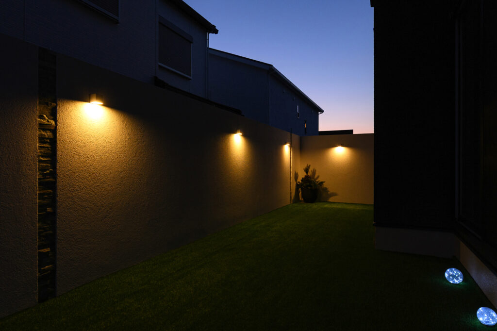 シェード対応のL字グランドアートウォールの目隠し プライベート空間を叶える外構 イメージ24