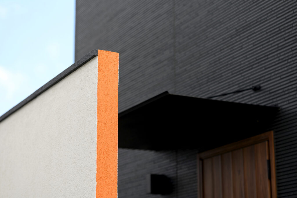 個性を演出！斜め加工とアクセントカラーのグランドアートウォール目隠し塀 イメージ8