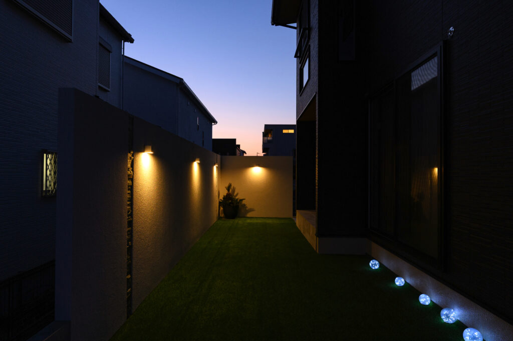 シェード対応のL字グランドアートウォールの目隠し プライベート空間を叶える外構 イメージ21