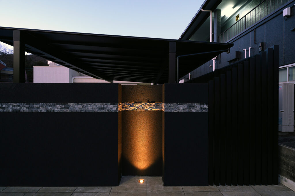 黒を基調にした重厚感と高級感あふれるグランドアートウォール外構デザイン イメージ27