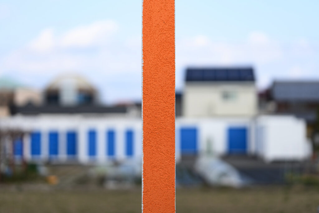 個性を演出！斜め加工とアクセントカラーのグランドアートウォール目隠し塀 イメージ6