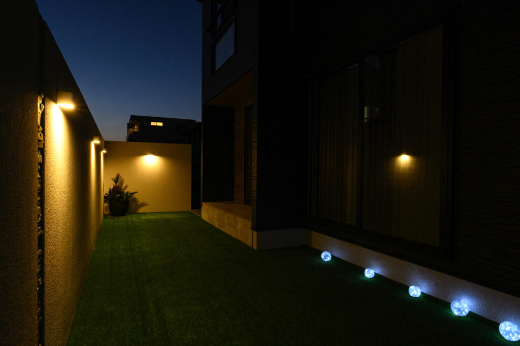 シェード対応のL字グランドアートウォールの目隠し プライベート空間を叶える外構 イメージ20