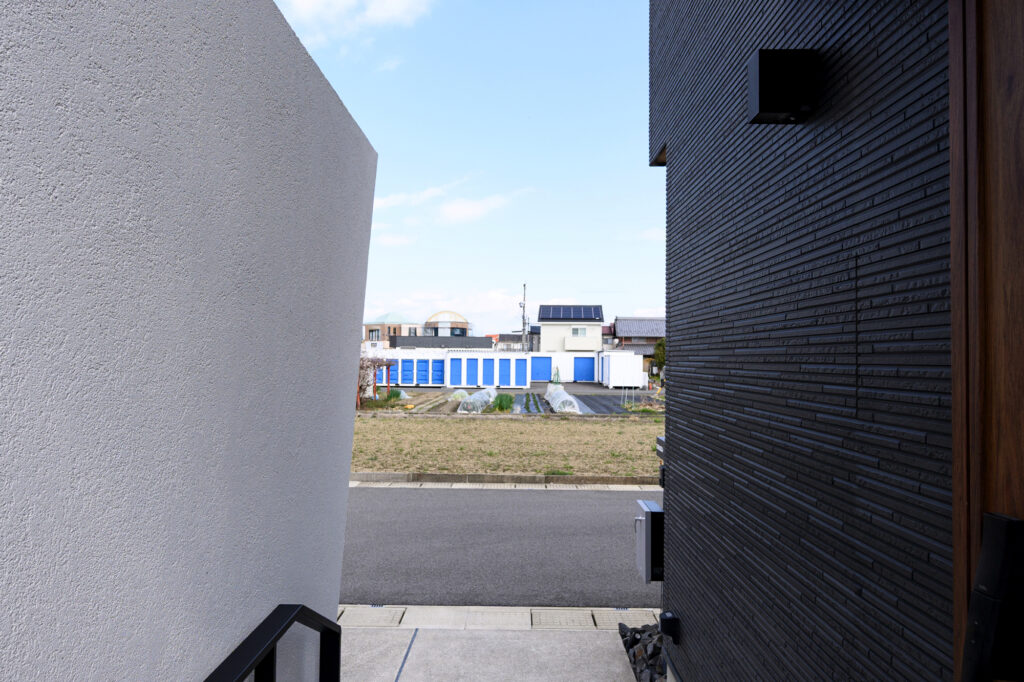 個性を演出！斜め加工とアクセントカラーのグランドアートウォール目隠し塀 イメージ5