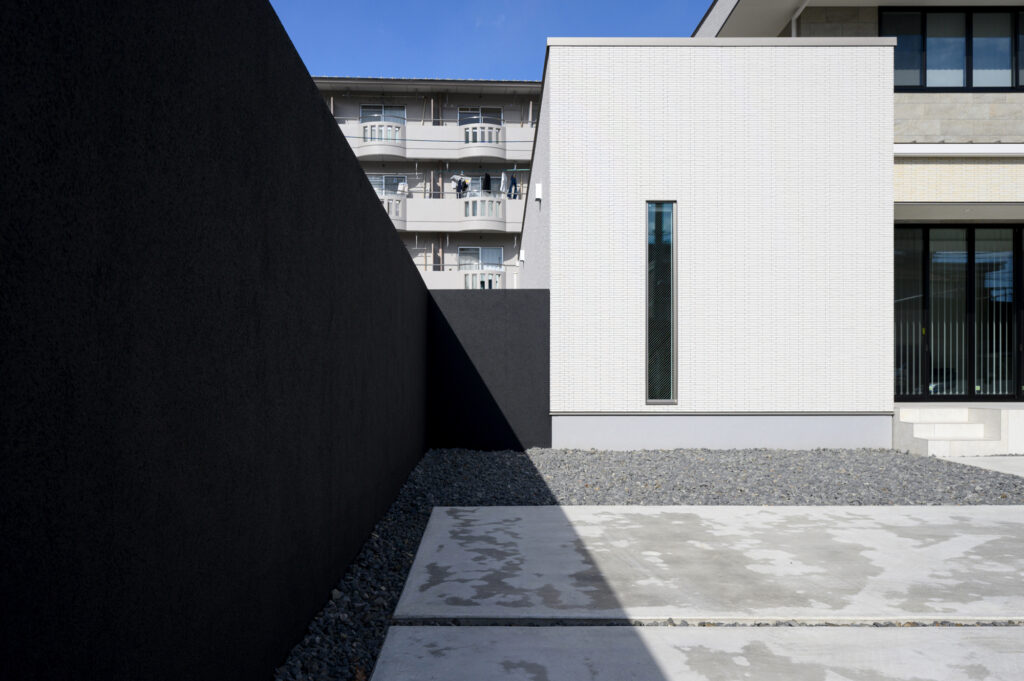 黒を基調にした重厚感と高級感あふれるグランドアートウォール外構デザイン イメージ19