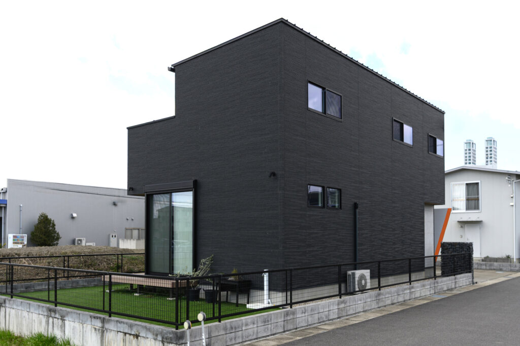 個性を演出！斜め加工とアクセントカラーのグランドアートウォール目隠し塀 イメージ2