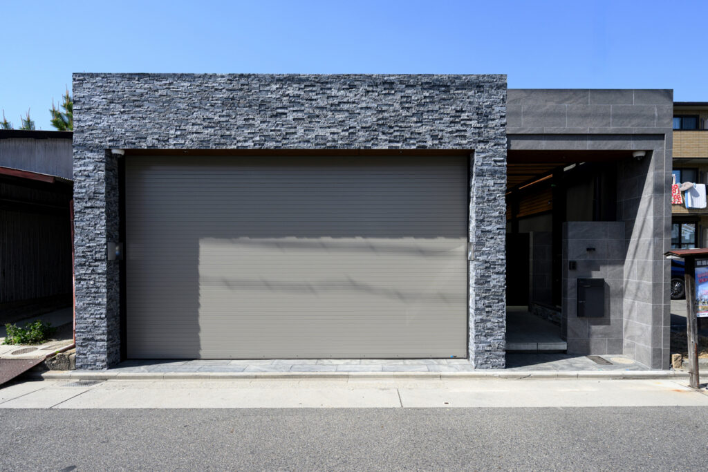 駐車スペースを広く確保したモダン リフォーム外構 イメージ2