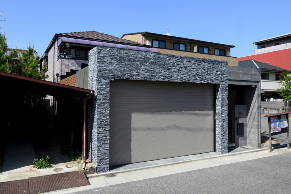 駐車スペースを広く確保したモダン リフォーム外構 イメージ5
