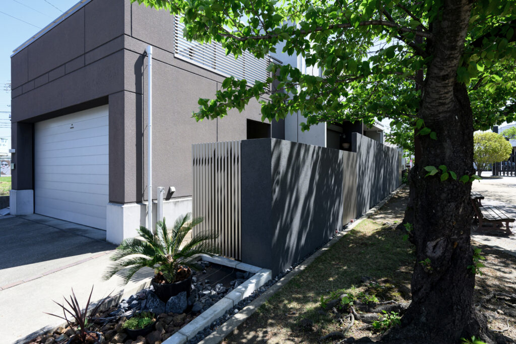 グランドアートウォール×縦格子のスタイリッシュな外構 イメージ1