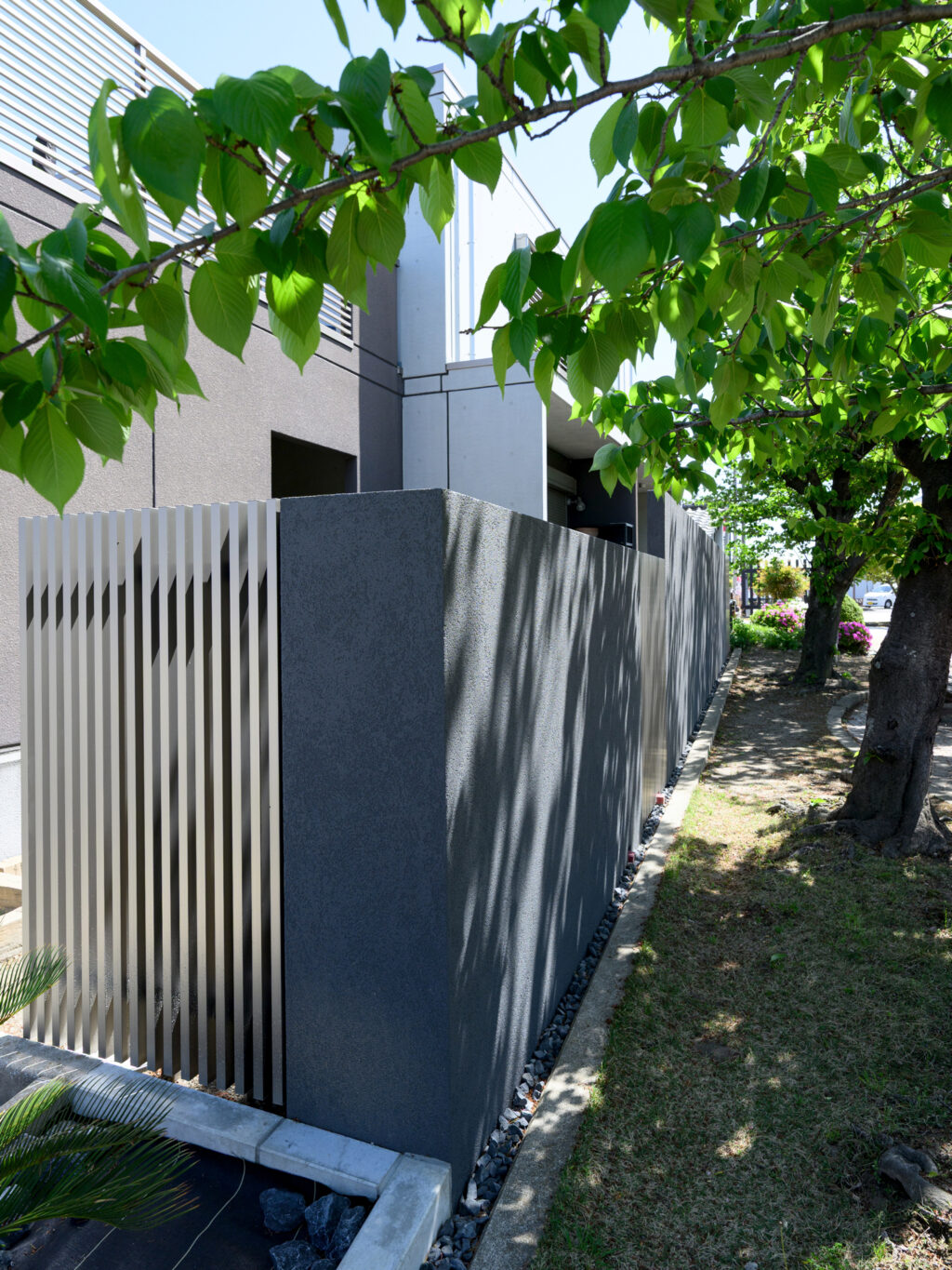 グランドアートウォール×縦格子のスタイリッシュな外構 イメージ2