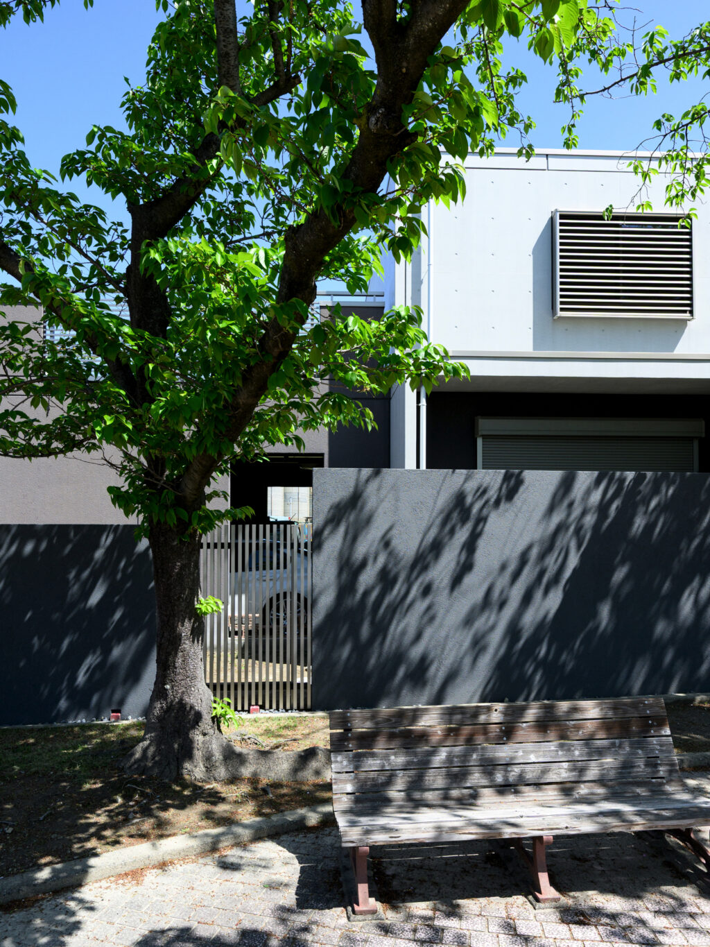 グランドアートウォール×縦格子のスタイリッシュな外構 イメージ4