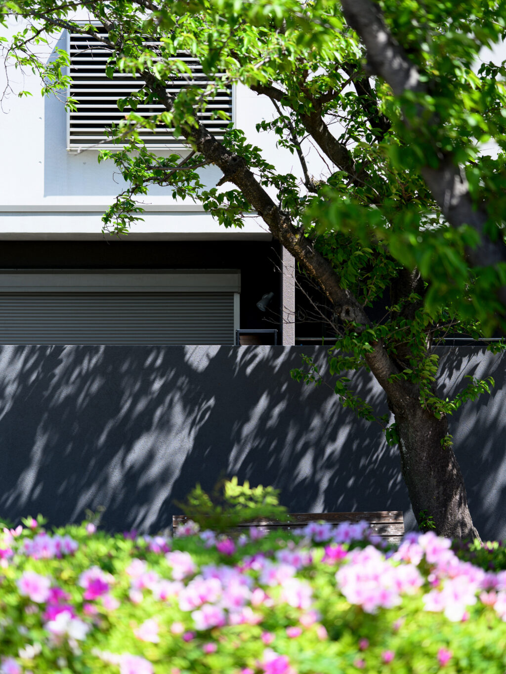 グランドアートウォール×縦格子のスタイリッシュな外構 イメージ5