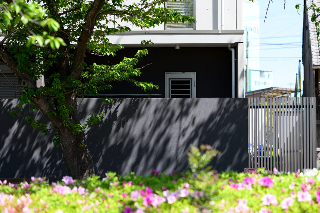 グランドアートウォール×縦格子のスタイリッシュな外構 イメージ6