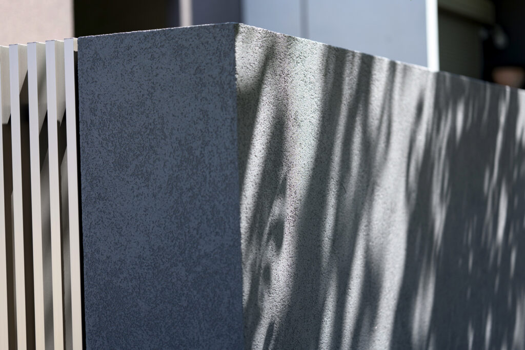 グランドアートウォール×縦格子のスタイリッシュな外構 イメージ7