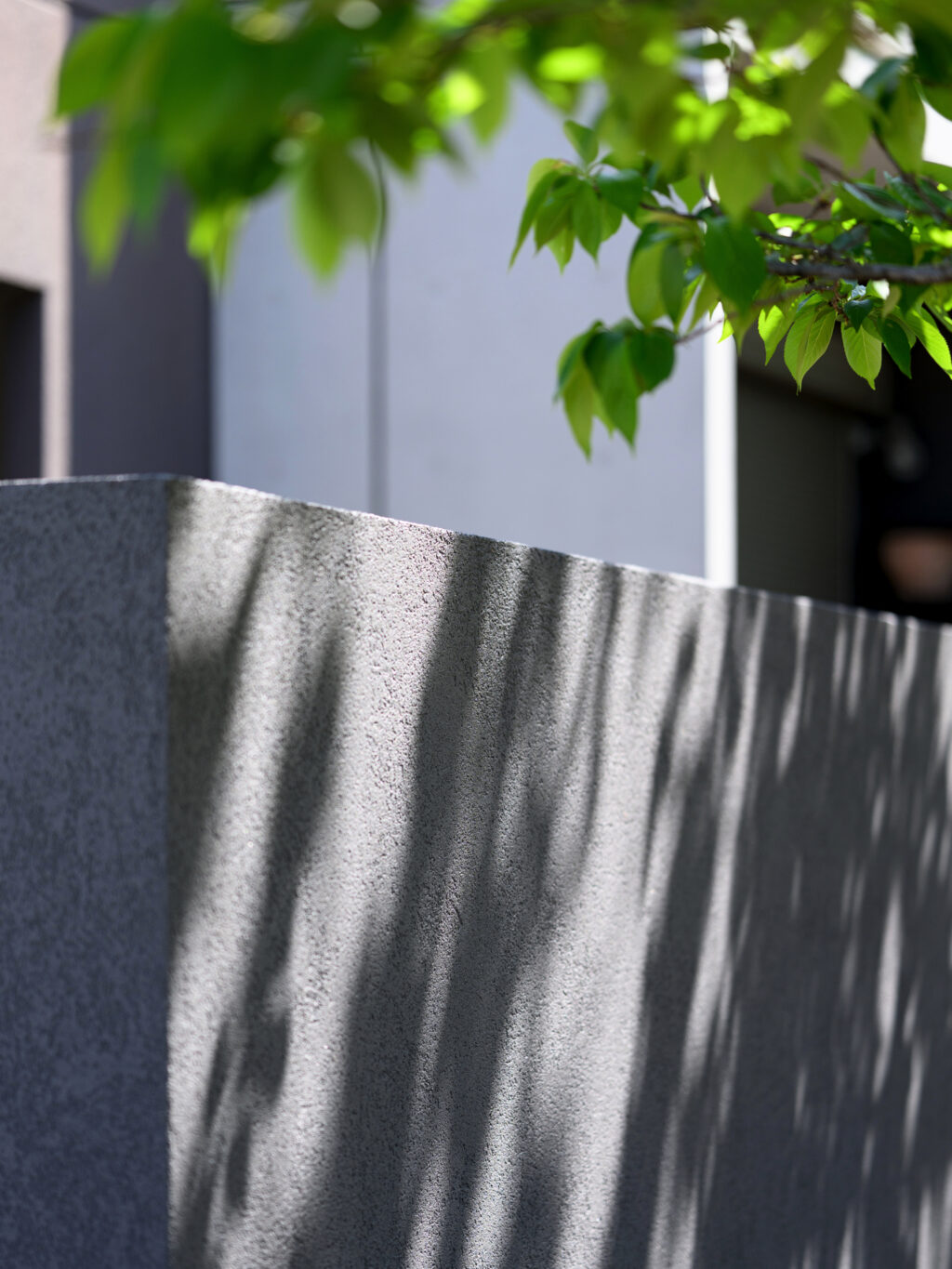 グランドアートウォール×縦格子のスタイリッシュな外構 イメージ8