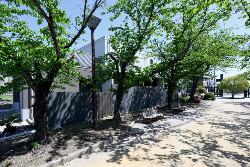 グランドアートウォール×縦格子のスタイリッシュな外構 イメージ9