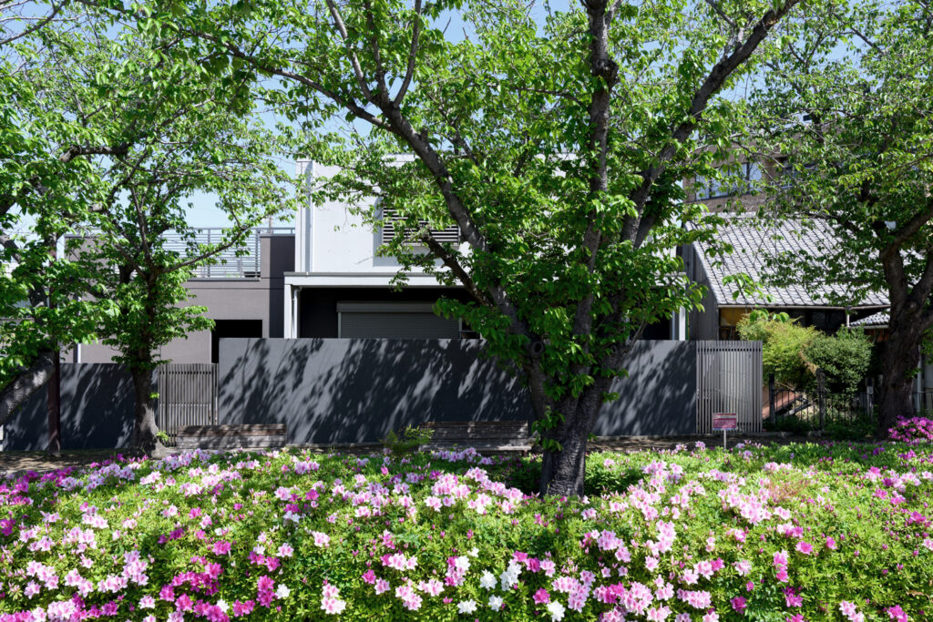 グランドアートウォール×縦格子のスタイリッシュな外構 イメージ10