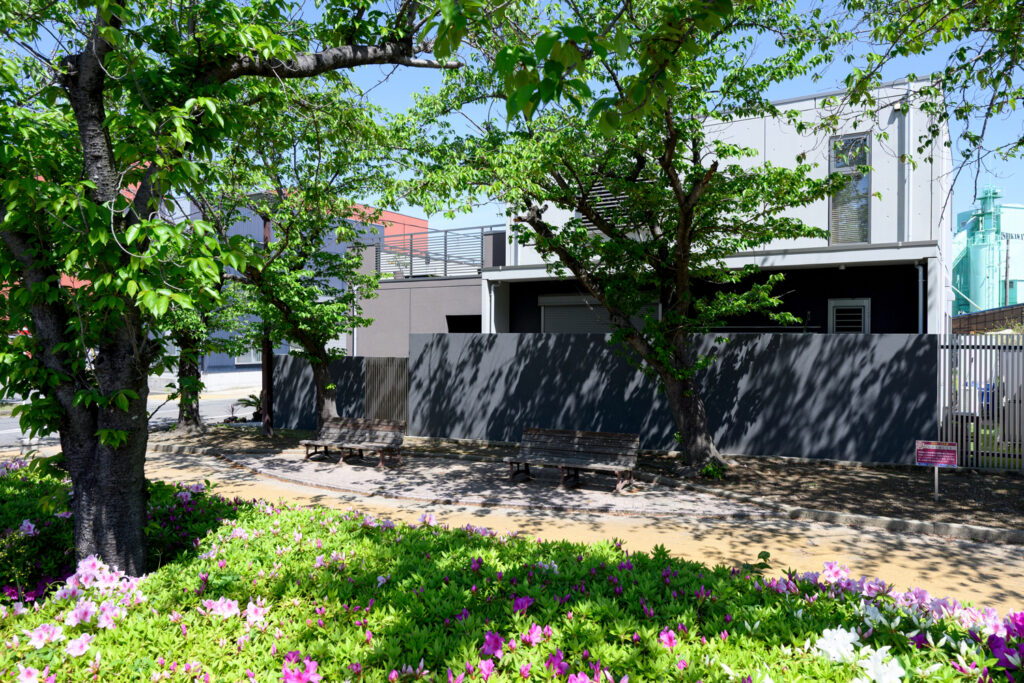 グランドアートウォール×縦格子のスタイリッシュな外構 イメージ11